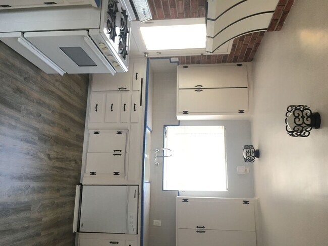 Building Photo - 3 Bed / 1 Bath Home Near Bakersfield College – $1,725 + Deposit