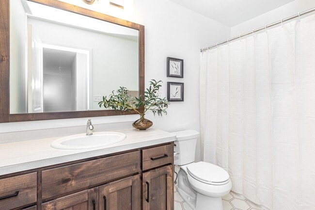 Building Photo - 3 Bed 2.5 Bath Single Family Home