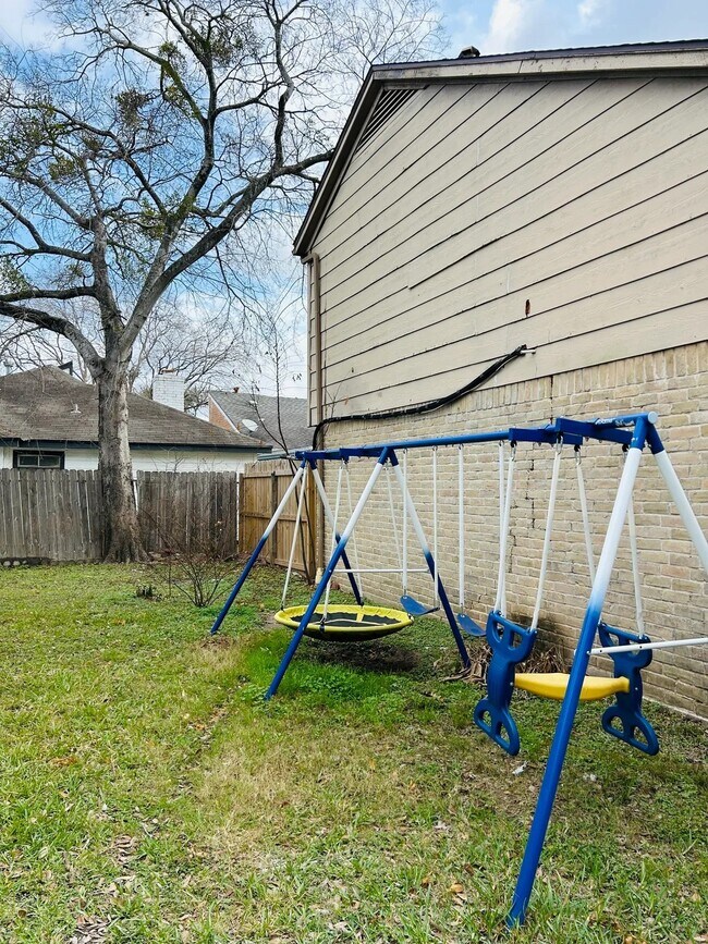 Building Photo - 11350 Oakcenter Dr