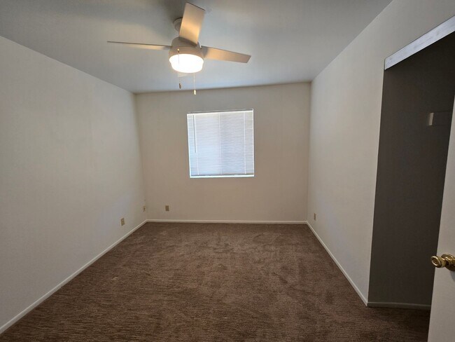 Building Photo - Corner lot home, super clean!