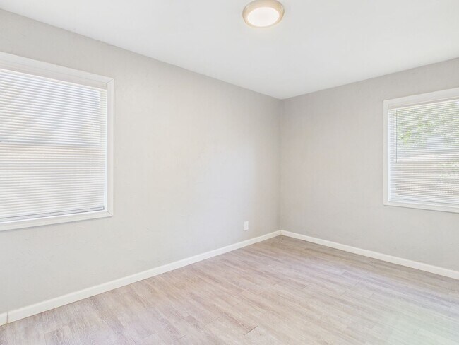 Building Photo - ~ALL BILLS PAID! 2 bedroom Duplex for rent! ~