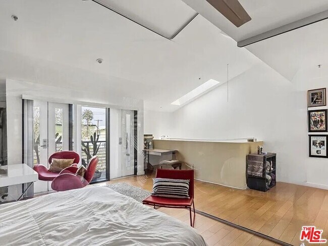 Building Photo - 815 Hampton Dr