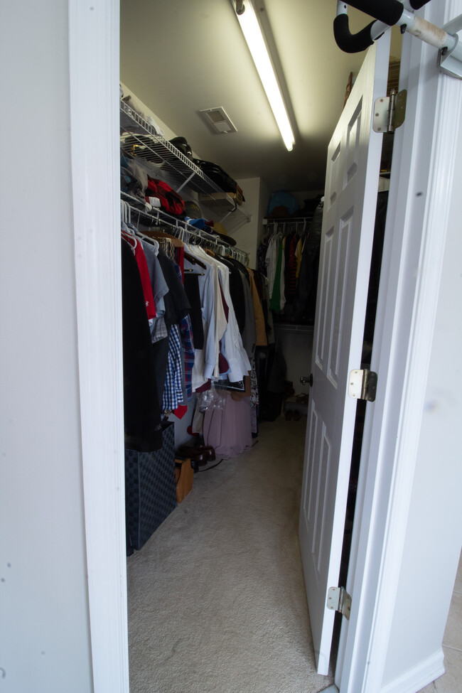 walk-in closet - 536 Rolling Valley Ct