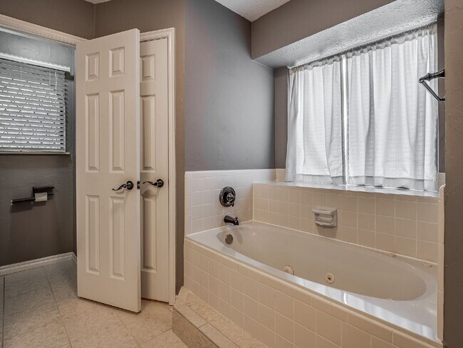 Building Photo - Immaculate Edmond Home with New Carpet and Storm Shelter!