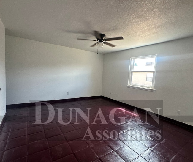 Building Photo - 3 Bedroom 2 Bath Home Near Golf Course & L...