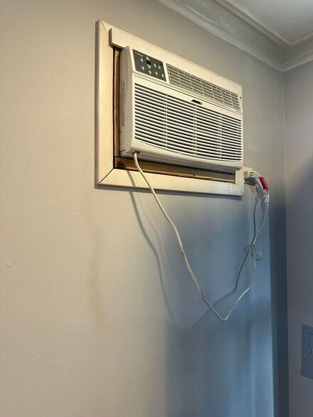 Airconditioner - 3346 N Neva Ave