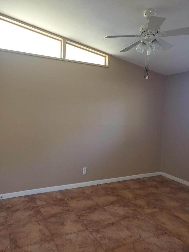 Building Photo - 814 E Ebony Dr