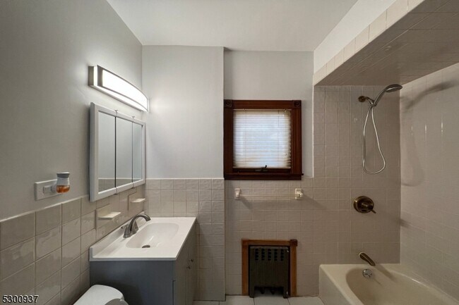 Building Photo - 16 Oxford St