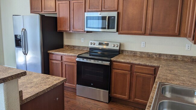 Building Photo - 2 STORY END UNIT TOWNHOME W/DETACHED 2 CAR...