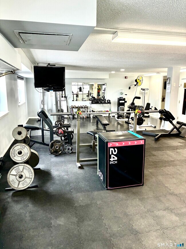 Building Photo - 893 Farmington Ave