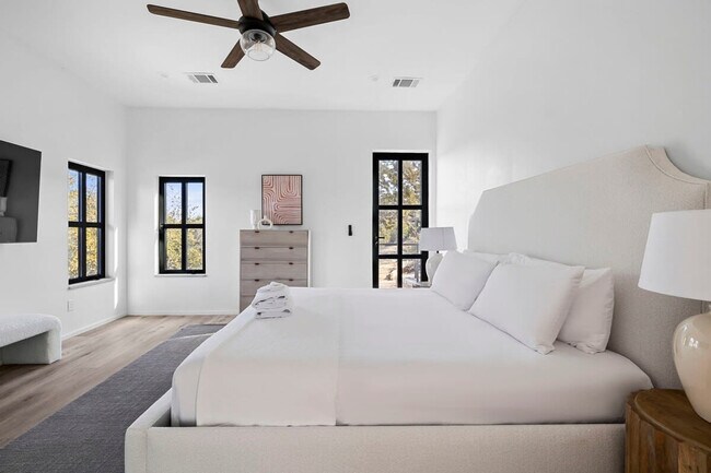 Building Photo - 2701 Bumble Bee Dr