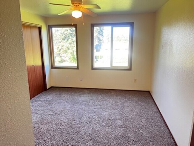 Building Photo - Condo with a golf course view