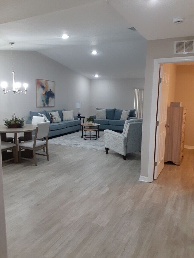 Building Photo - Stunning Short Term Rental!