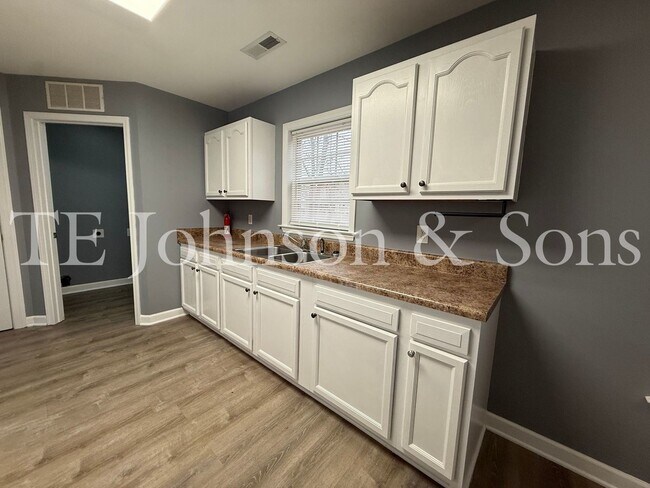 Building Photo - Charming 3 Bedroom Home with Modern Finishes on Dellwood