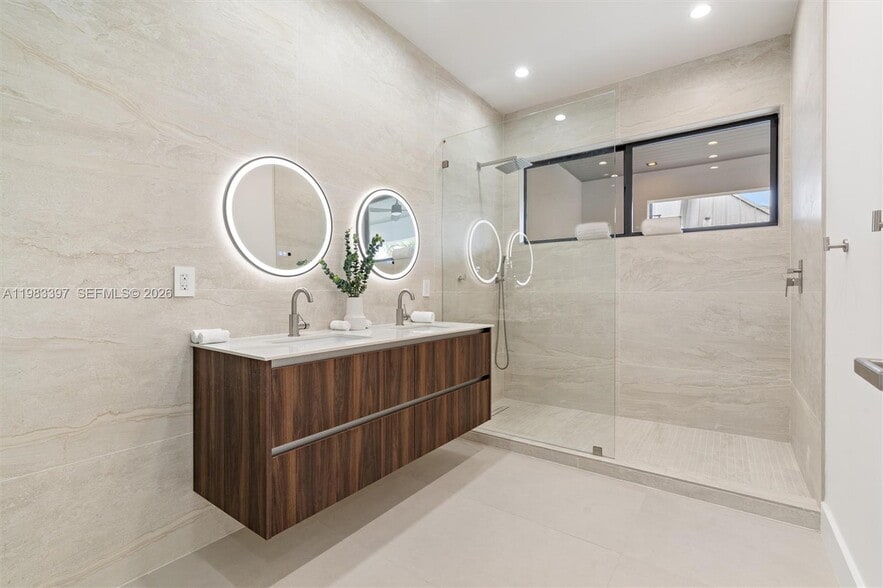 Building Photo - 1410 NE 5th St