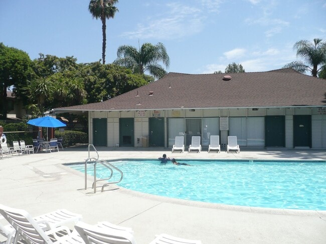 Building Photo - 4 bedroom home in Tustin