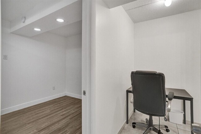 Building Photo - 1690 NE 191st St