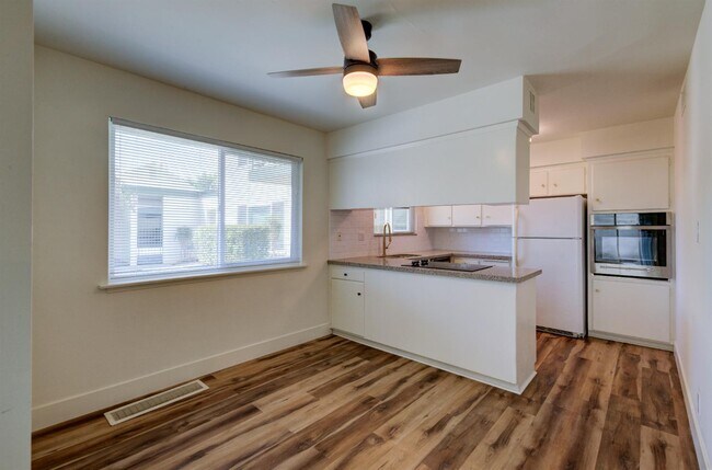 Building Photo - 5085 N Roosevelt Ave