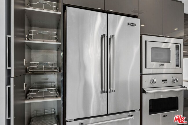 Building Photo - 10660 Wilshire Blvd