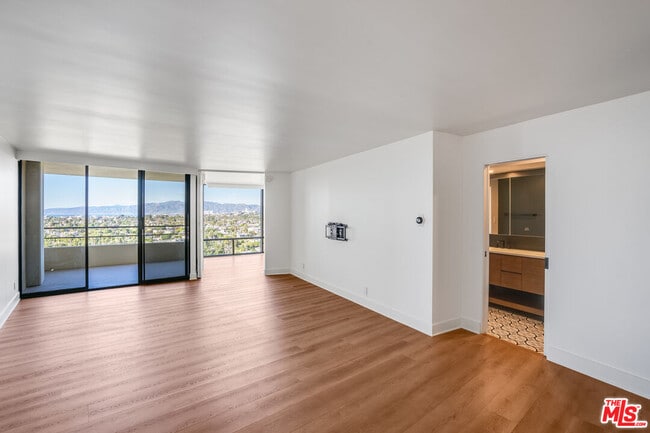 Building Photo - 4265 Marina City Dr