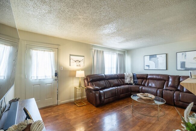 Building Photo - 633 S La Salle Dr