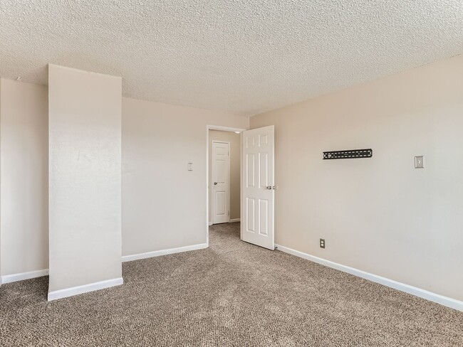 Building Photo - COMING IN MAY!!! Spacious 3 Bedroom 2.5 Ba...