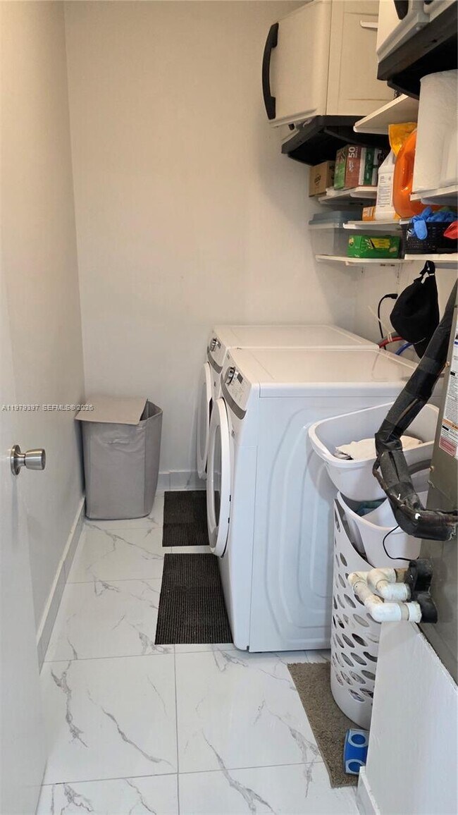 Building Photo - 750 NE 199th St