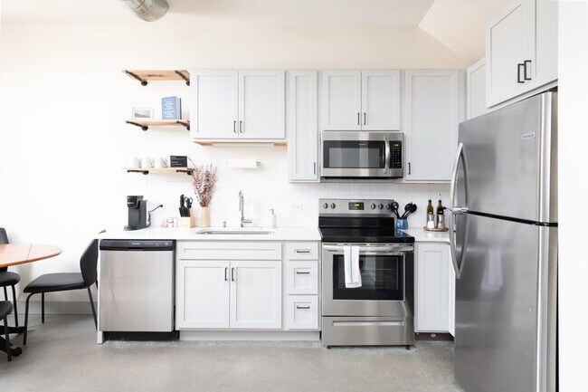 Building Photo - 1009 W Juneau Ave