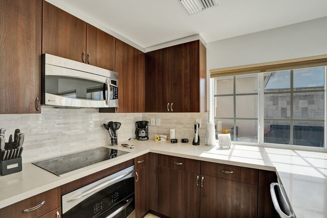 Building Photo - Gorgeous Penthouse Unit One Block from the...