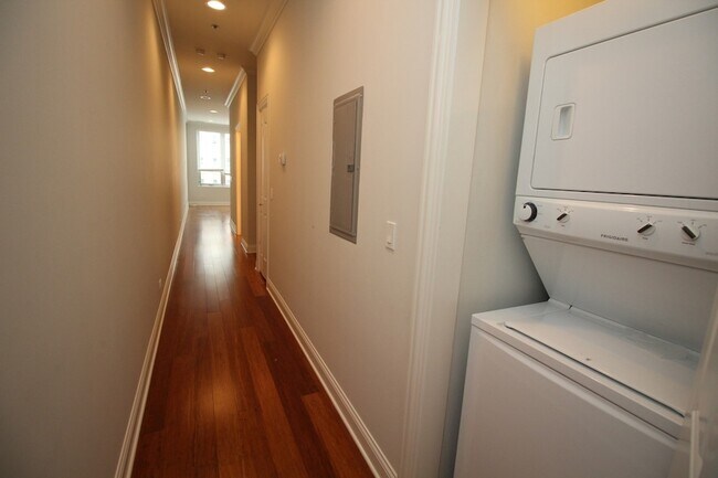 Building Photo - 1609 W Warren Blvd