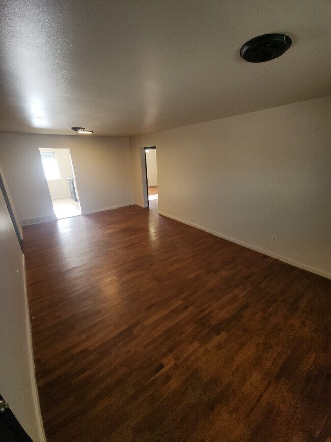 Building Photo - 9921 Sloane Square