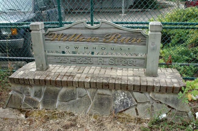 Building Photo - Willow Run Townhouses