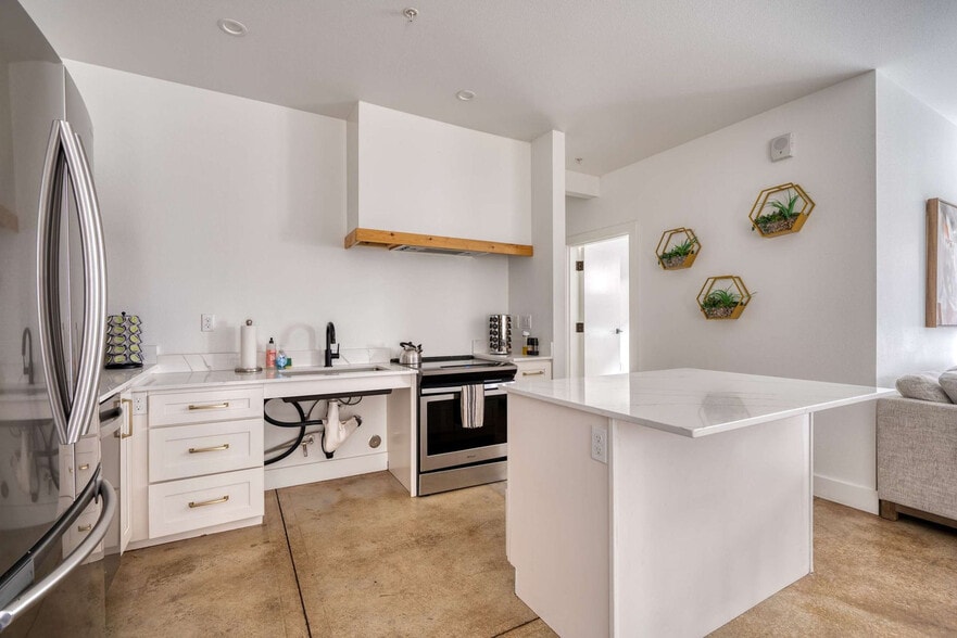 Building Photo - 4980 N Vancouver Ave