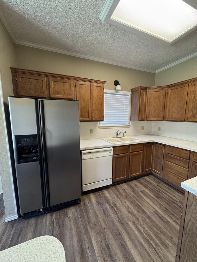 Building Photo - 6118 8th Dr