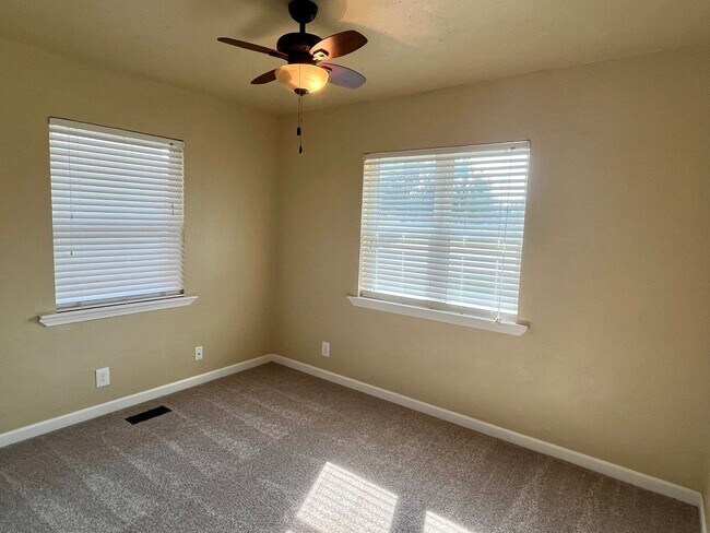 Building Photo - Super cute and updated 4 bed 2 bath home!!