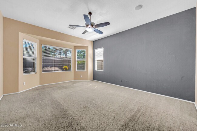 Building Photo - 875 W Aloe Pl
