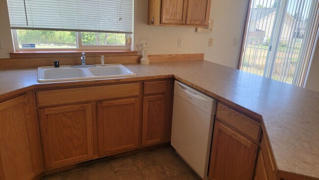 Building Photo - * MOVE IN SPECIAL* 1/2 OFF 1st FULL MONTH'...