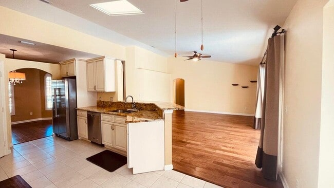 Building Photo - 1829 SW Hickock Terrace