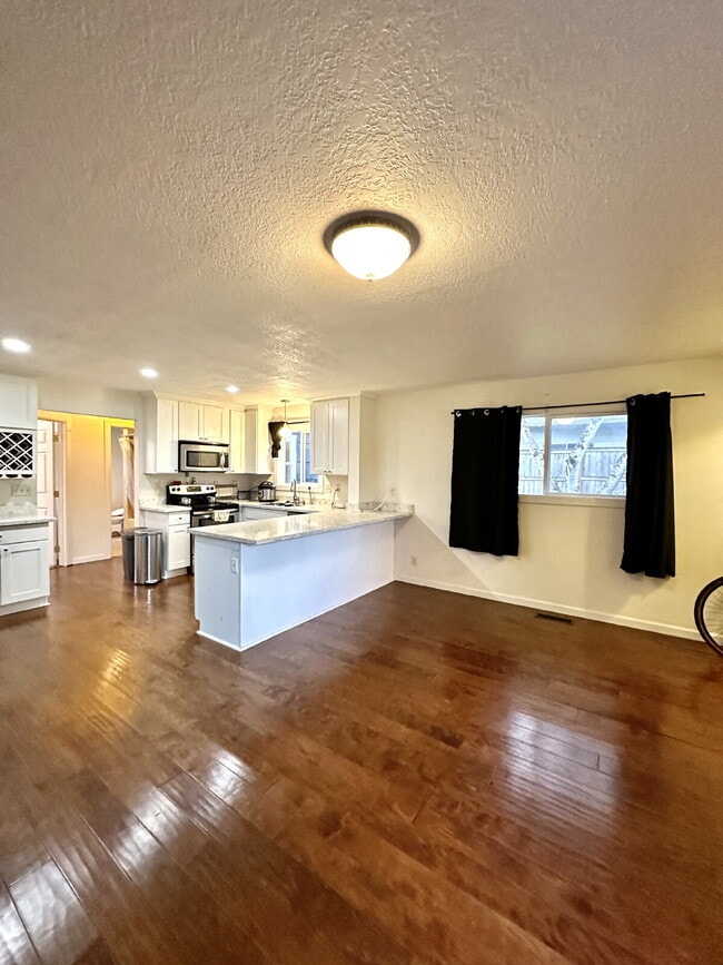 Building Photo - Portland Bungalow, Near Park, Easy Freeway Access