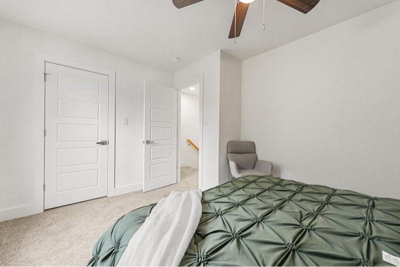 Building Photo - 1000 Middle Ln