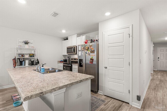 Building Photo - 5843 Belmont Stakes Rd
