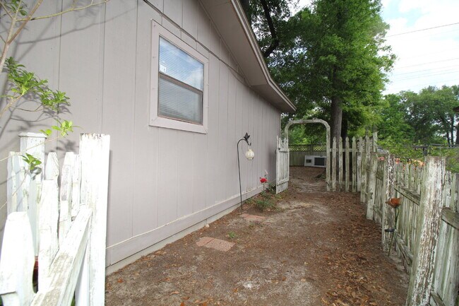 Building Photo - 2BR/1BA North Pensacola Home Near UWF with Fireplace, No Carpet & Fully Fenced Backyard