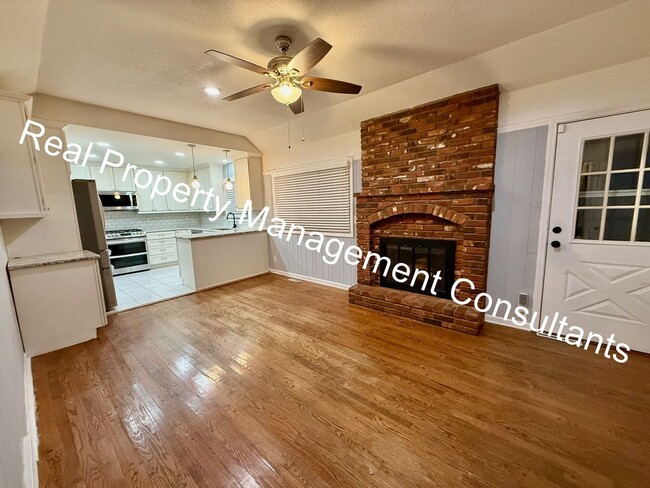 Building Photo - Stylish Split-Level Living in Overland Park  – Pet-Friendly