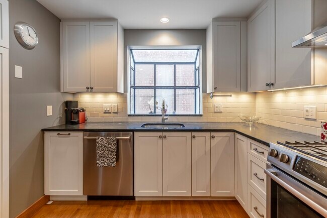 Building Photo - 54 Trowbridge St