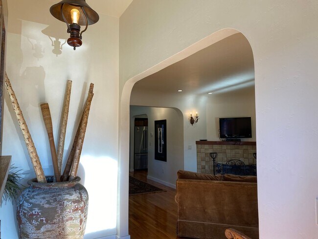 Building Photo - FLEXIBLE FULLY FURNISHED Point Loma Home! AC! All Utilities Included!