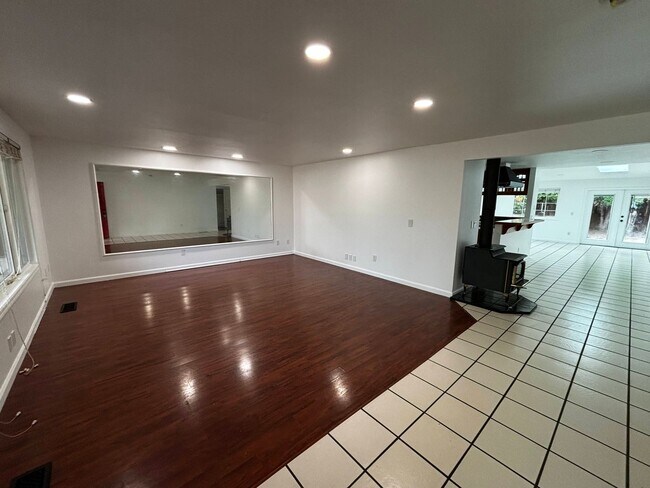 Building Photo - Charming Marysville Rambler-Style Duplex