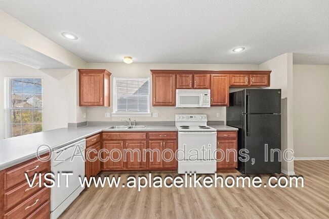 Building Photo - 2216 SW Rambling Vine Rd