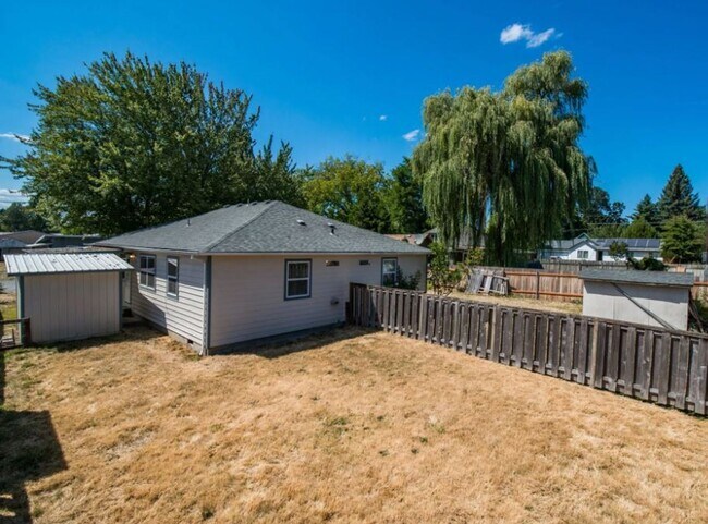 Building Photo - 410-12 Harrison St, Newberg