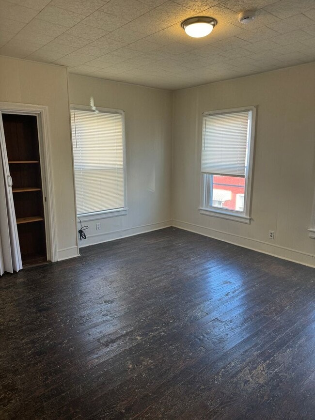 Building Photo - 3 bedroom, 1 bath, 3 story half double house