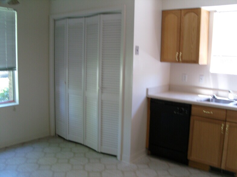Building Photo - 203 N Pingree Ave